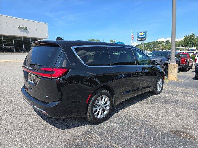 Used 2025 Chrysler Pacifica Select Select AWD