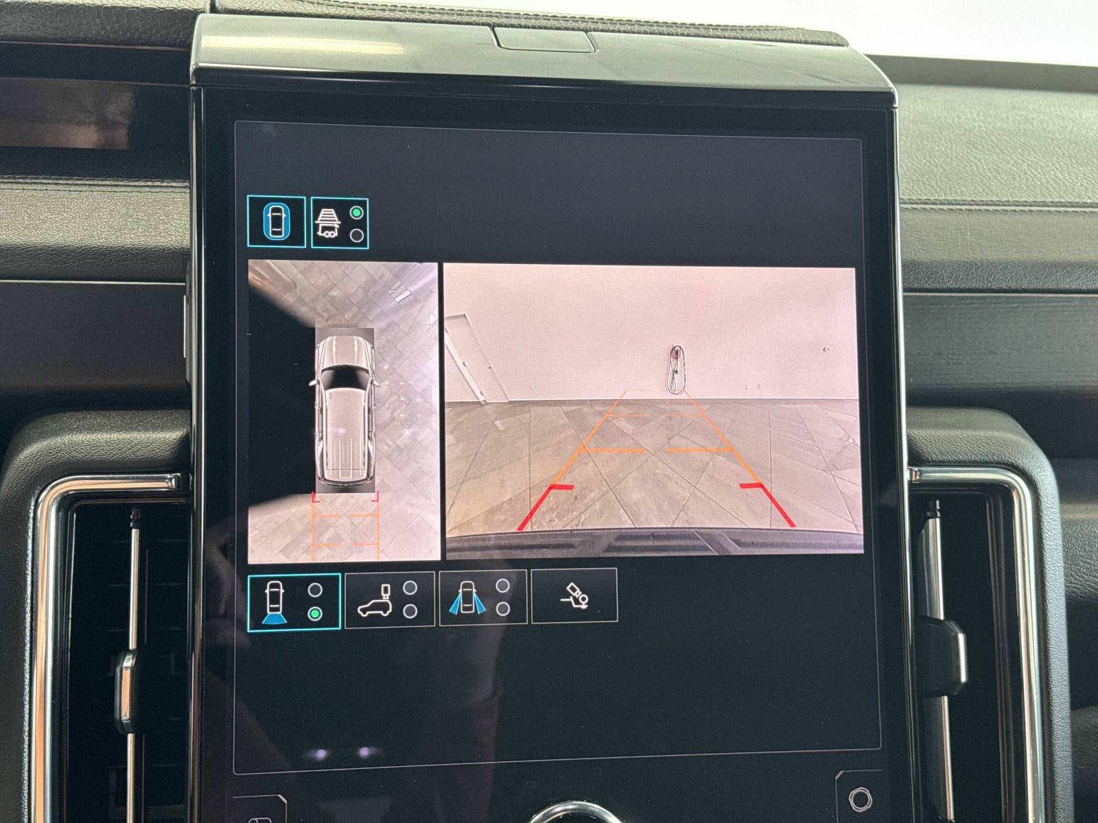 2025 GMC Yukon Denali - Photo 17