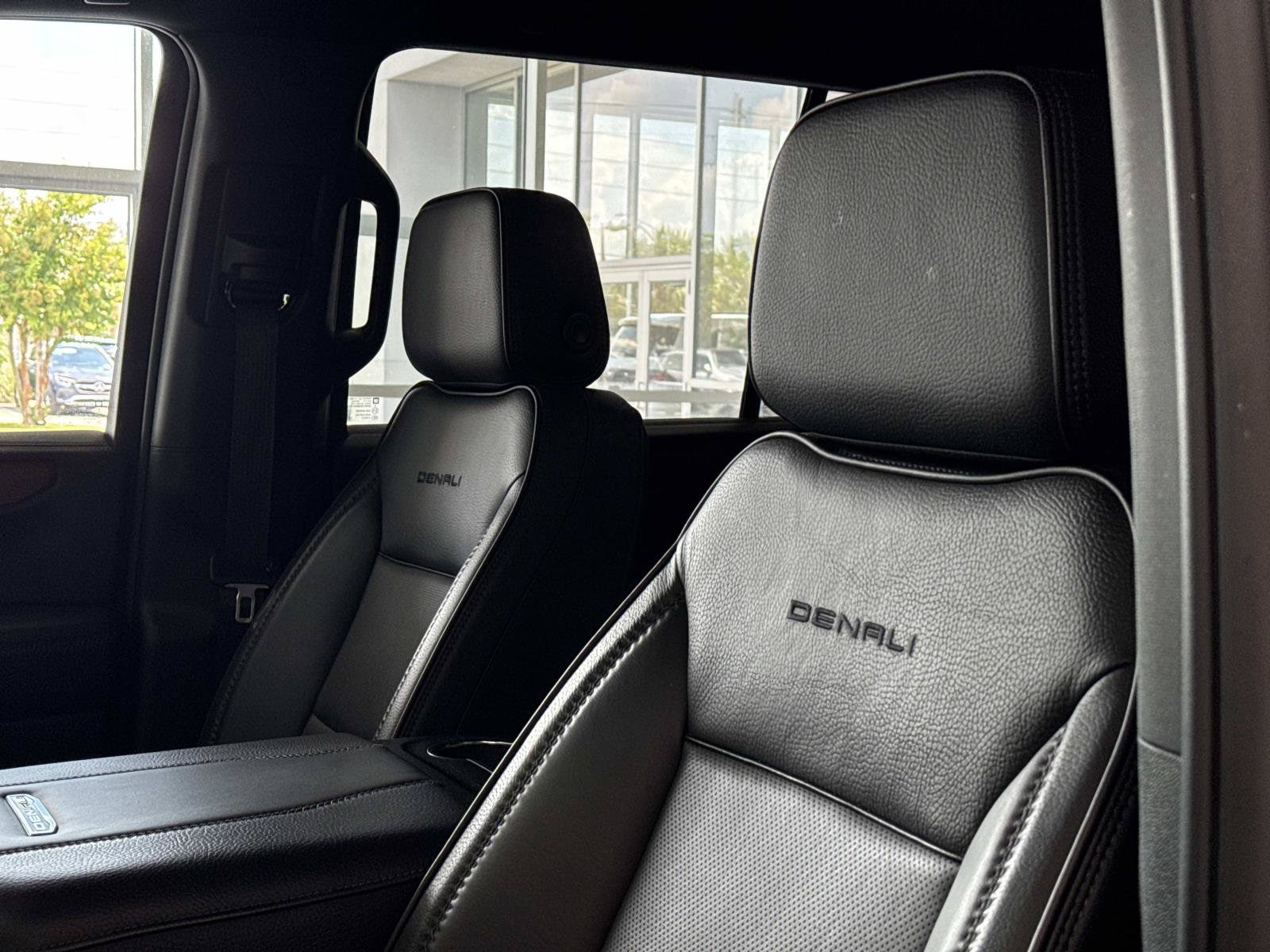 2025 GMC Yukon Denali - Photo 13