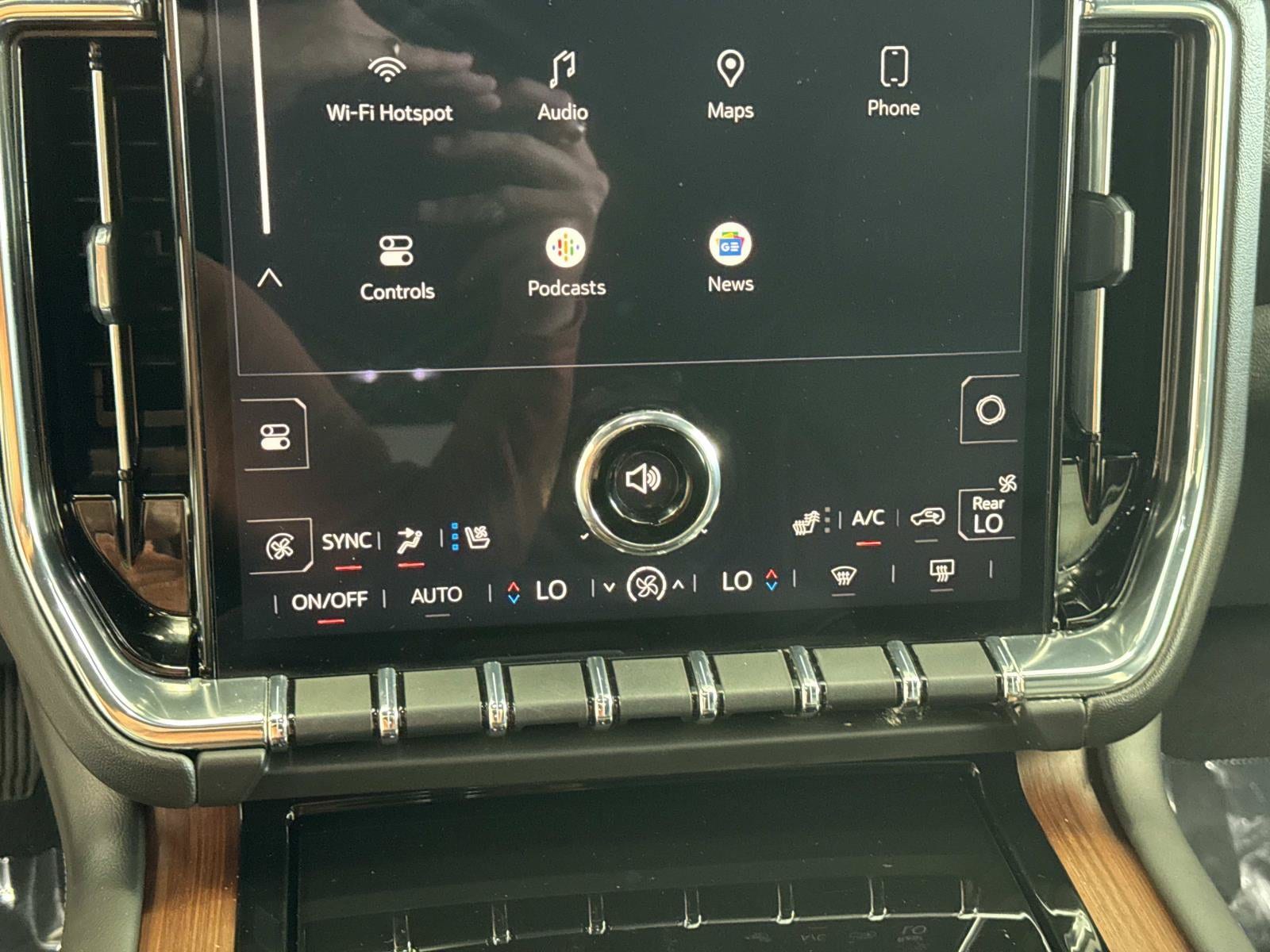 2025 GMC Yukon Denali - Photo 18