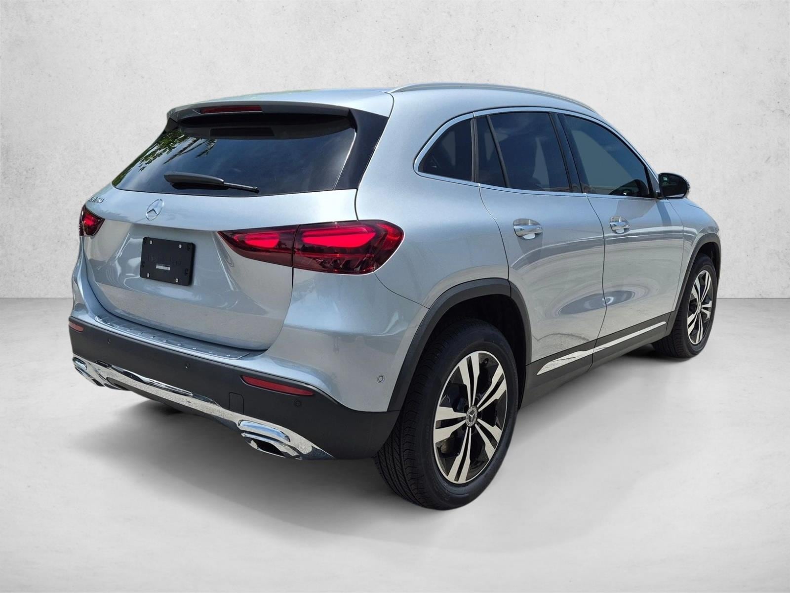 2026 GLA 250, photo 2 of 17