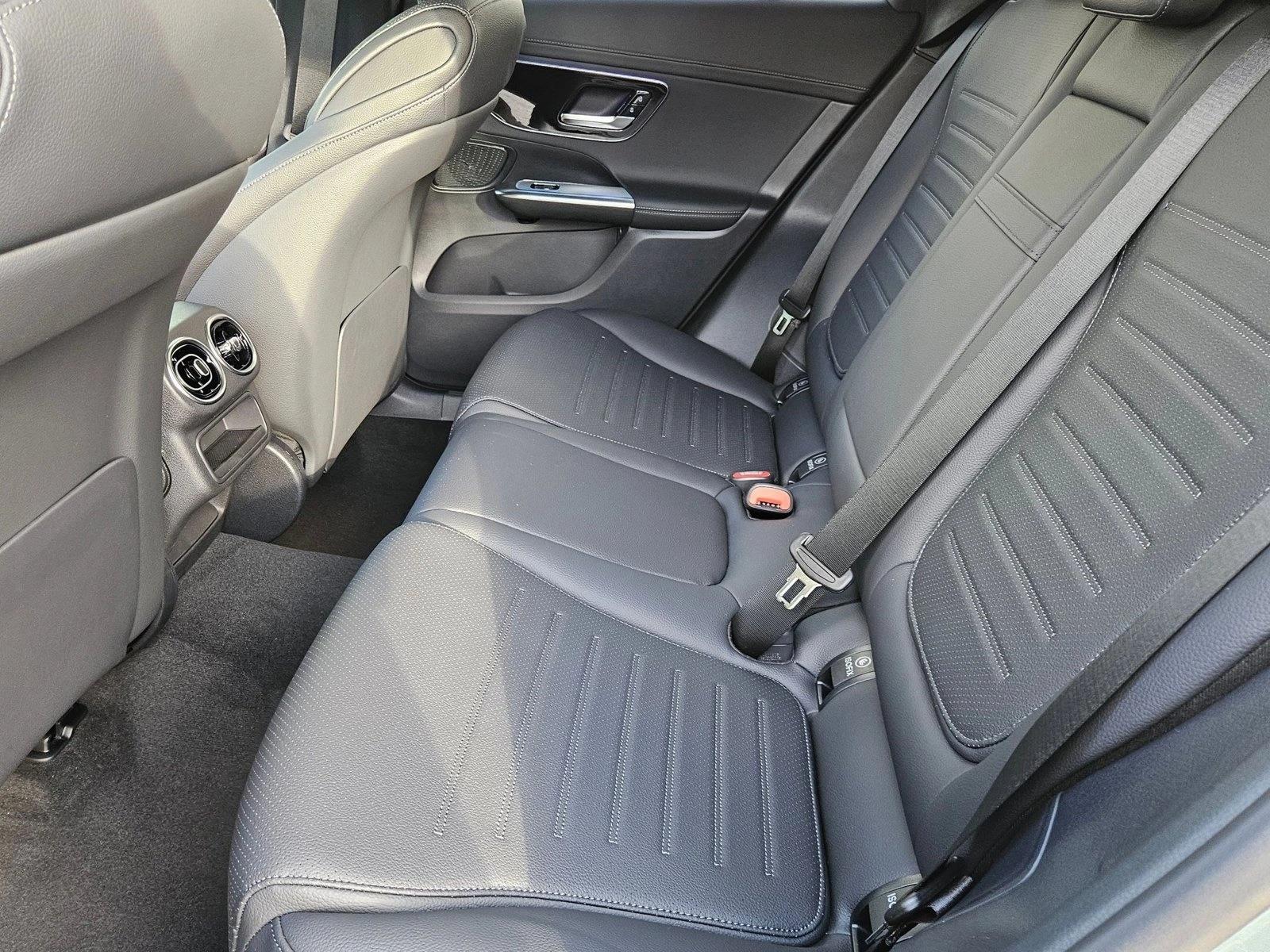 2026 GLC 300 4MATIC, photo 15 of 17