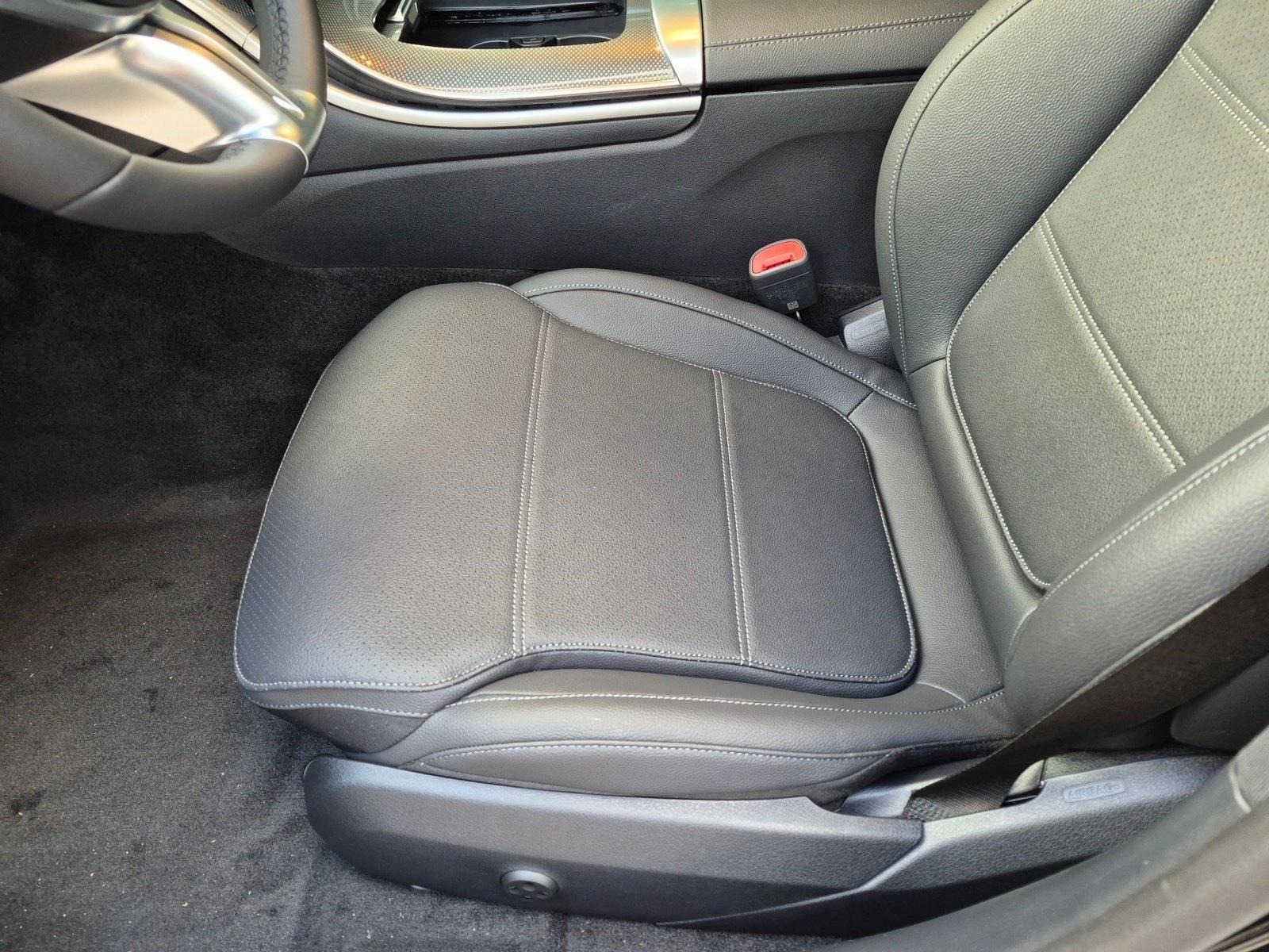 2026 C 300 4MATIC, photo 4 of 17