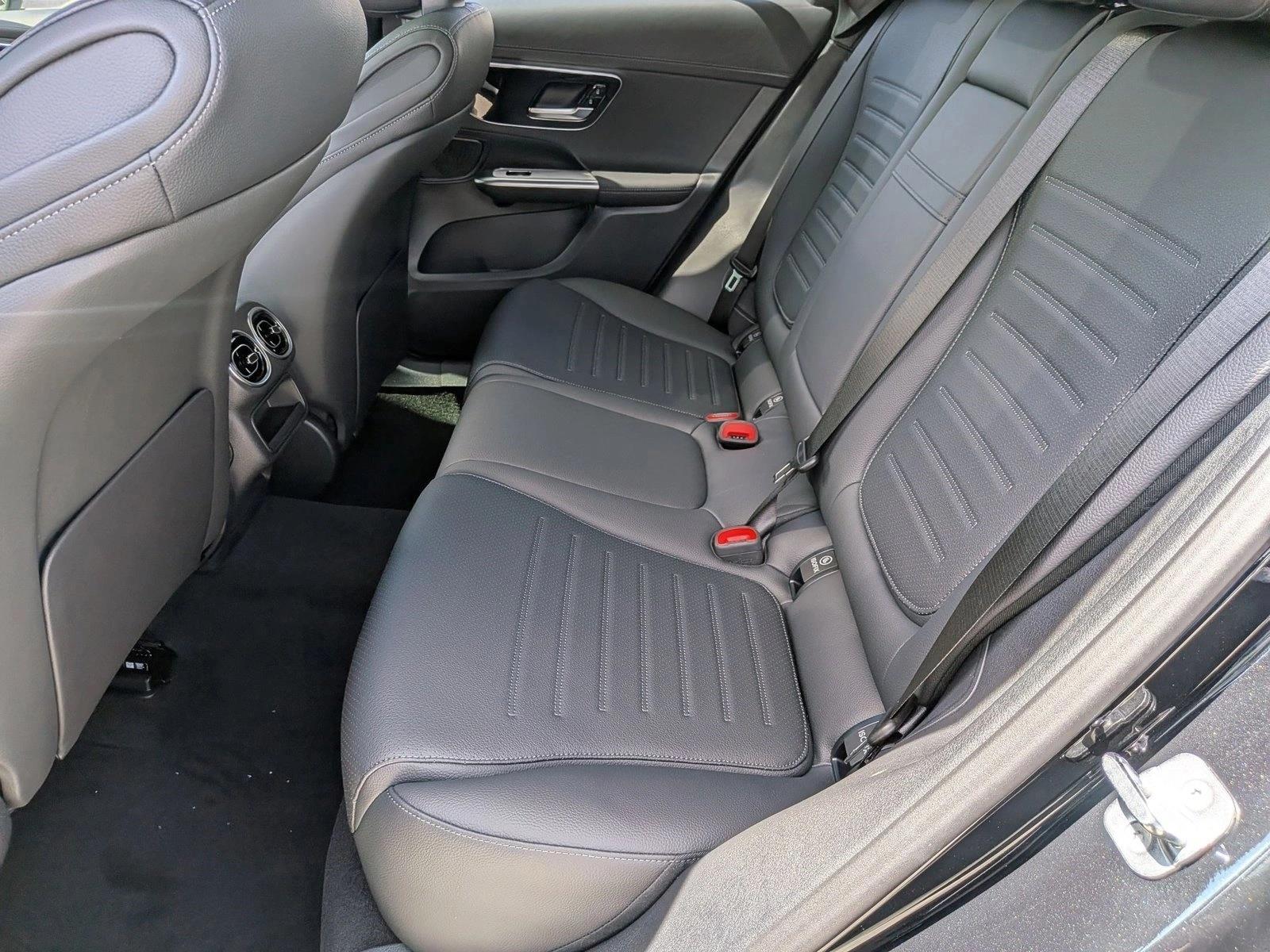 2026 GLC 300 4MATIC, photo 14 of 16