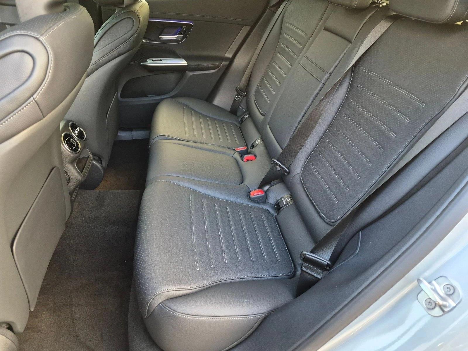 2026 GLC 300 4MATIC, photo 14 of 16