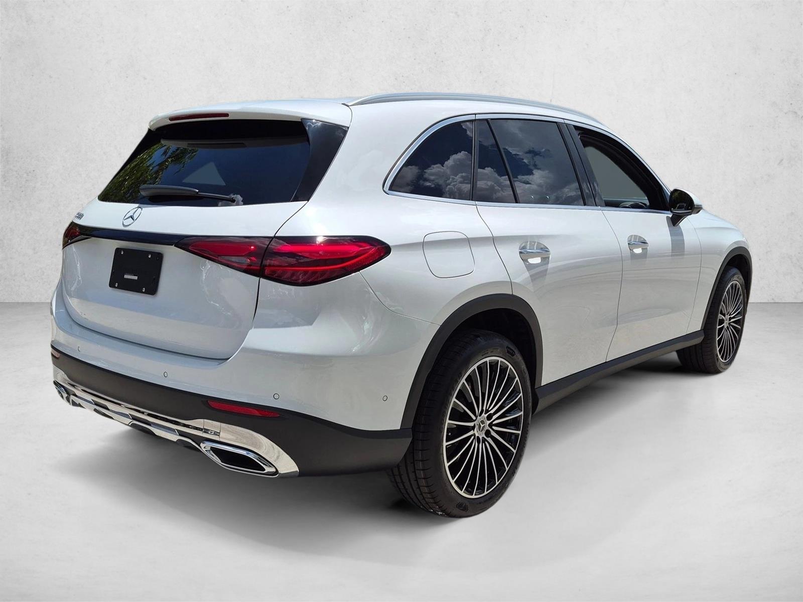 2027 GLC 300, photo 2 of 17