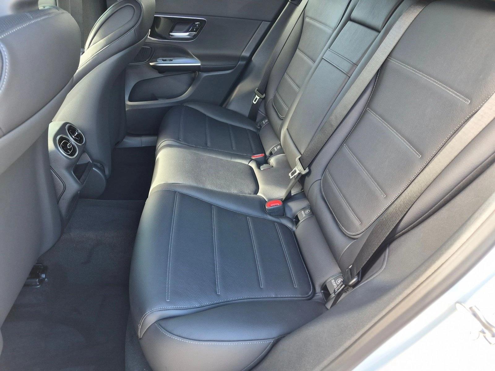 2027 GLC 300 4MATIC, photo 15 of 17
