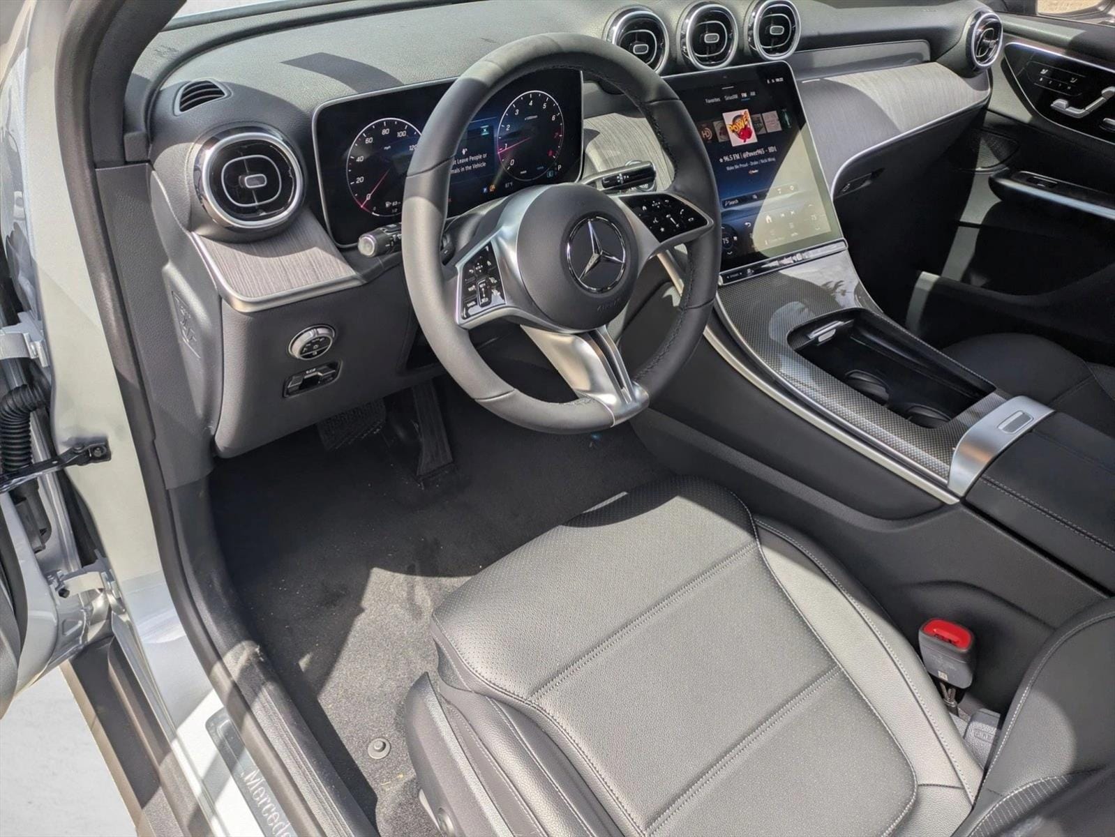 2026 GLC 300 4MATIC, photo 3 of 16