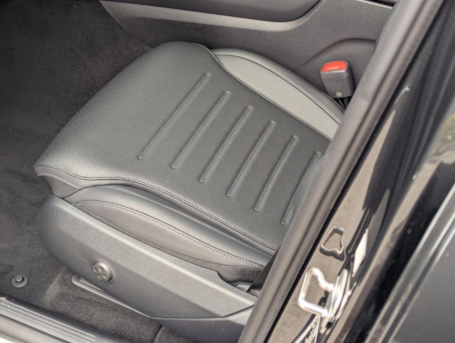 2026 GLC 300 4MATIC, photo 4 of 16