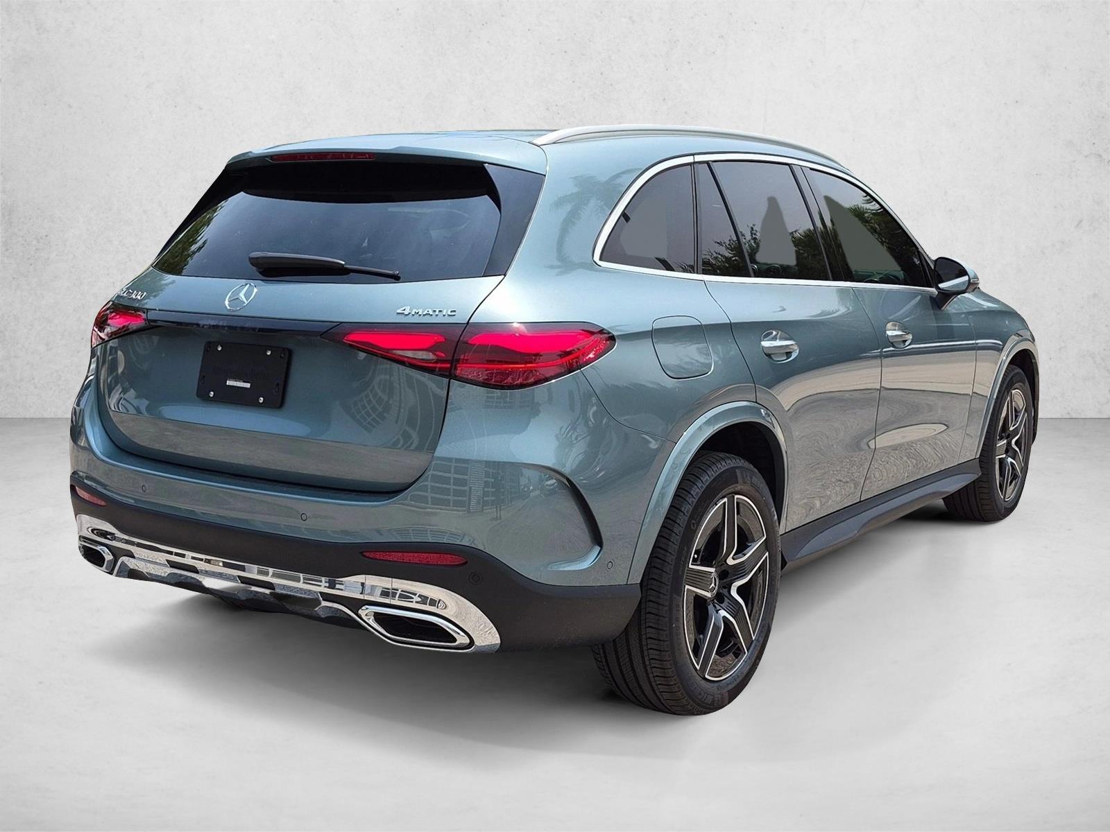 2026 GLC 300 4MATIC, photo 2 of 17