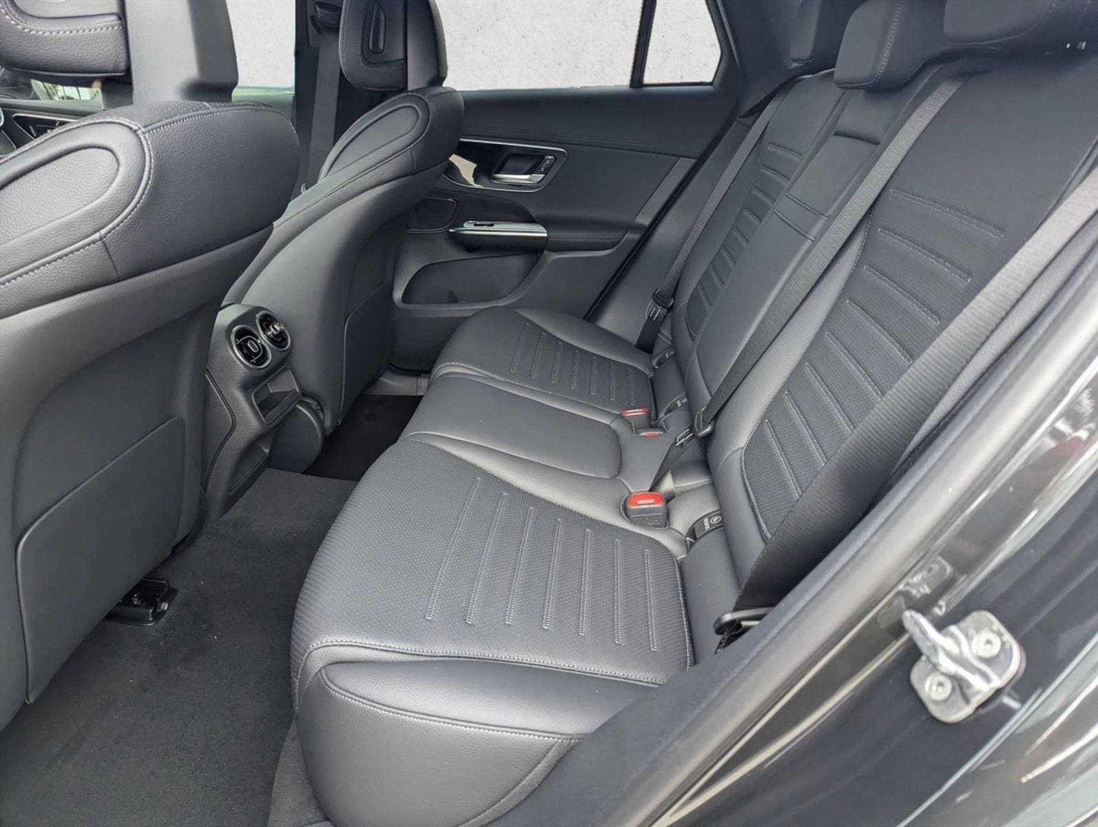 2026 GLC 300 4MATIC, photo 13 of 16