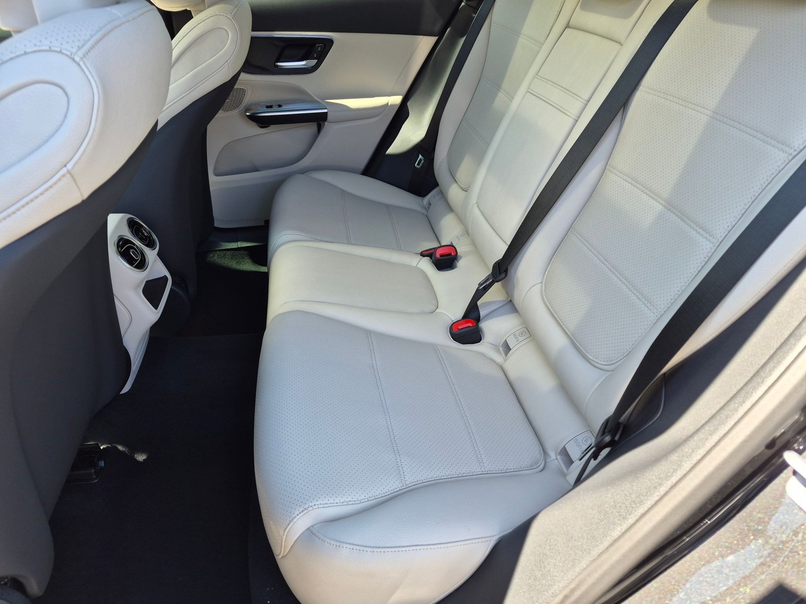 2027 GLC 300 4MATIC, photo 15 of 17