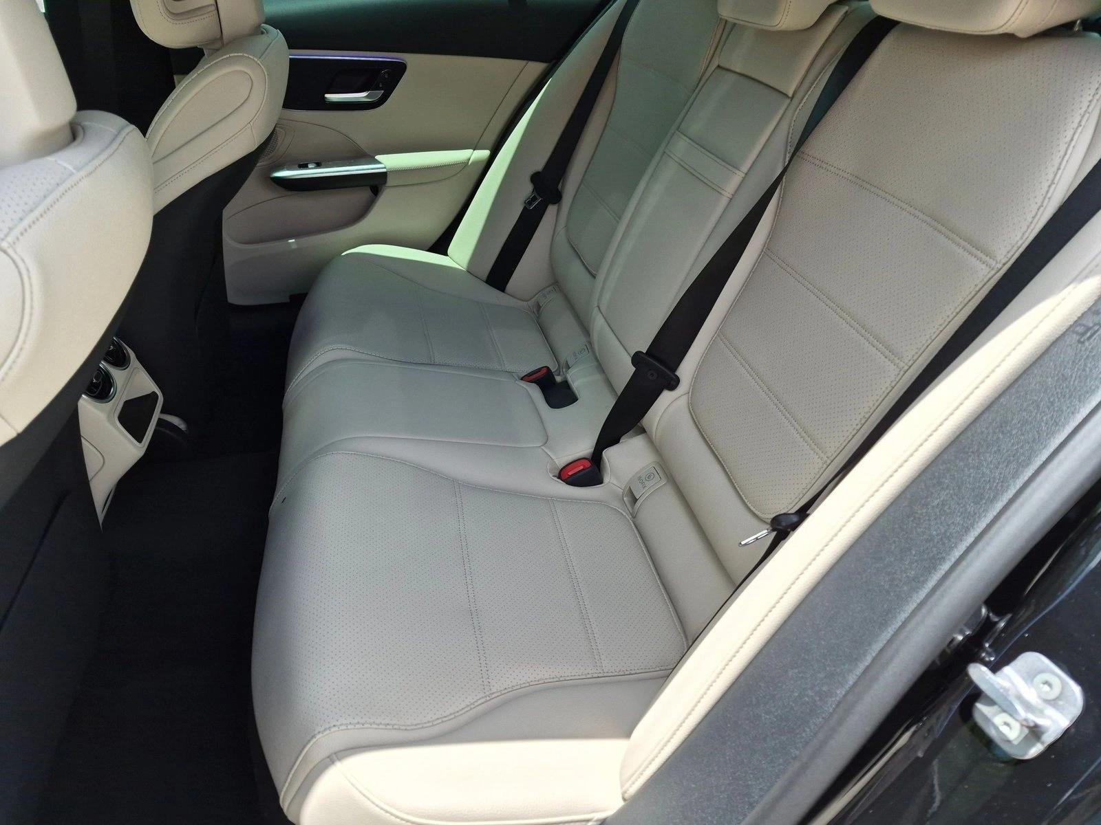 2026 C 300 4MATIC, photo 15 of 17