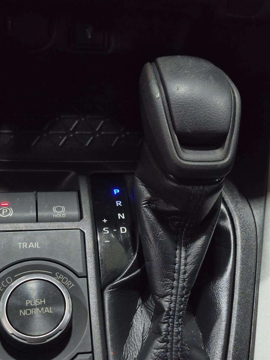 2020 Toyota RAV4 LE HV, photo 12 of 24