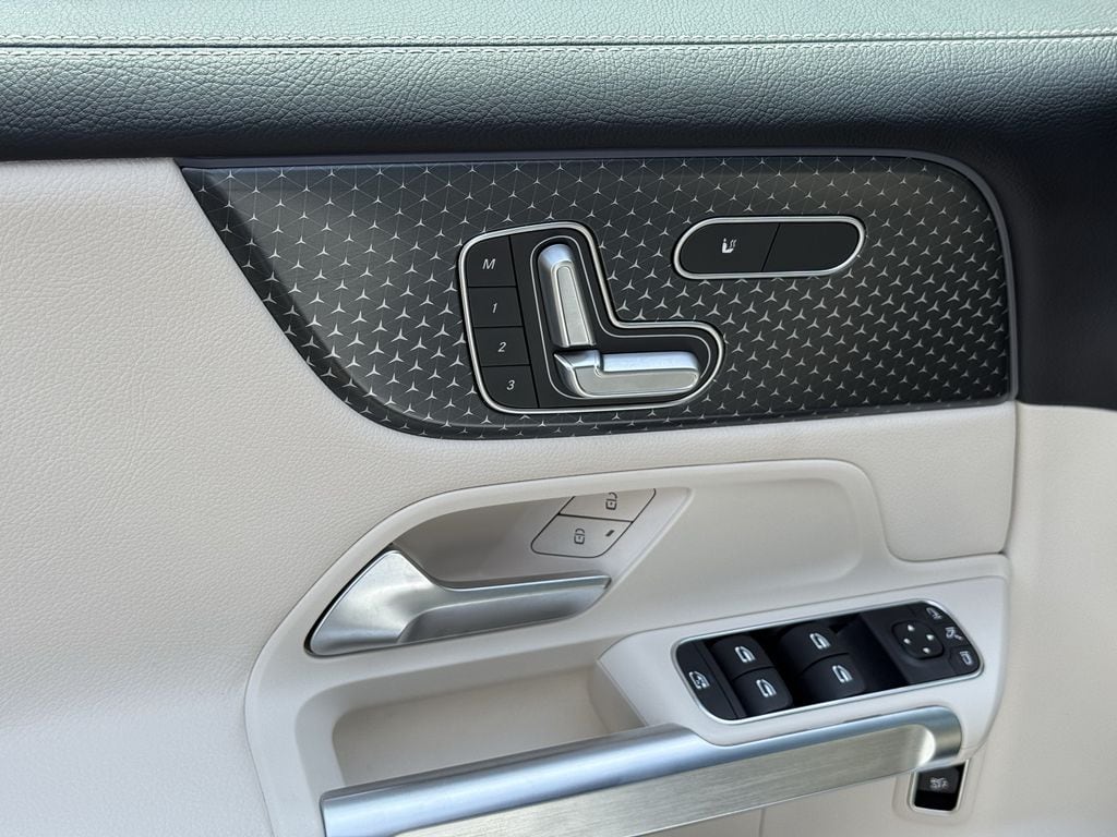2025 Mercedes-Benz GLB Base - Photo 17