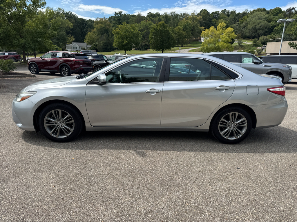 Used 2016 Toyota Camry SE Sedan
