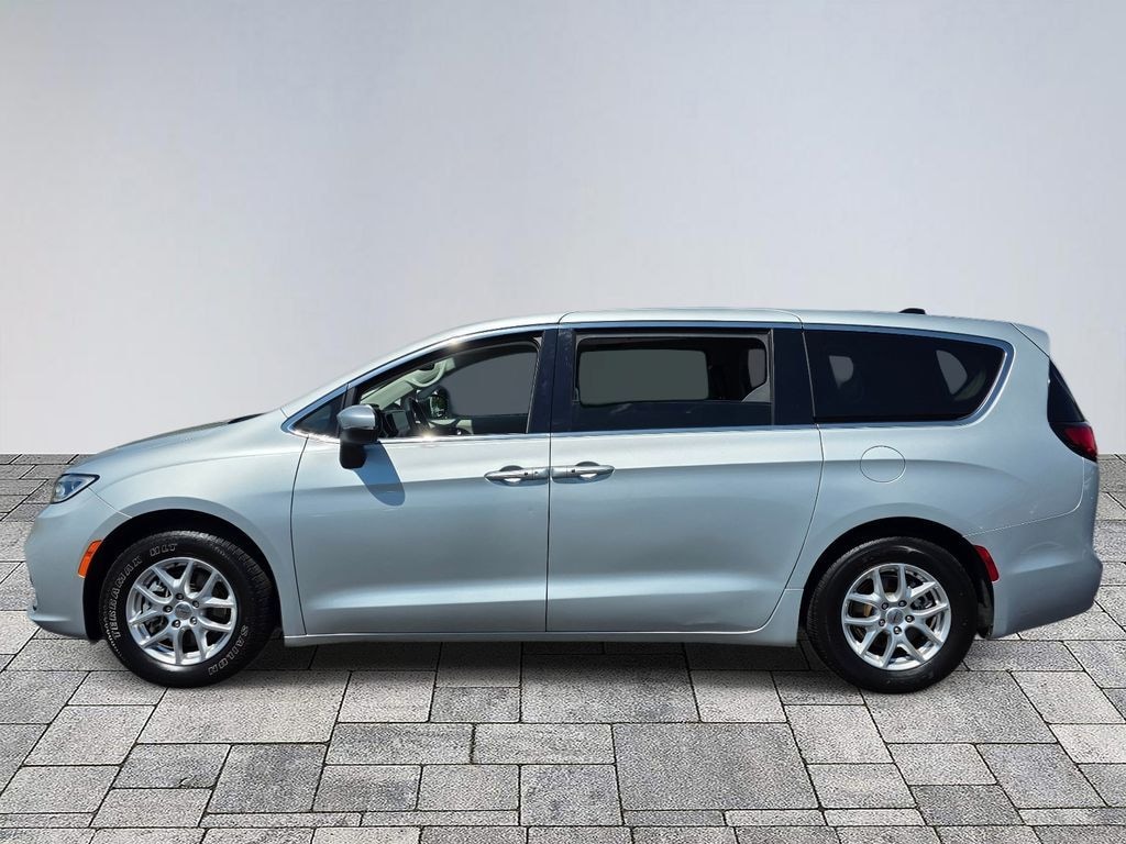 Used 2023 Chrysler Pacifica Touring L Van Passenger Van