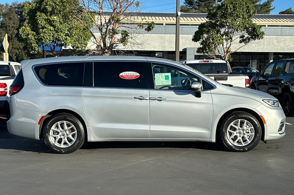 Used 2023 Chrysler Pacifica Touring L Minivan/Van