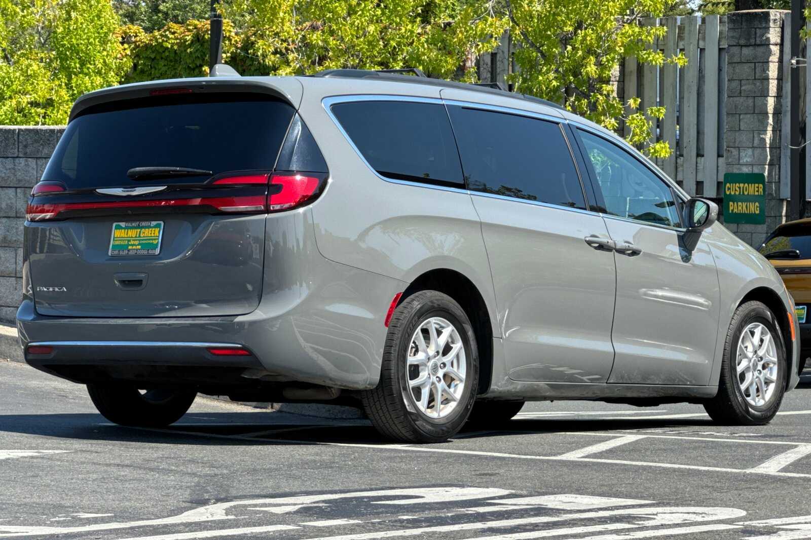 Used 2022 Chrysler Pacifica Touring L Van