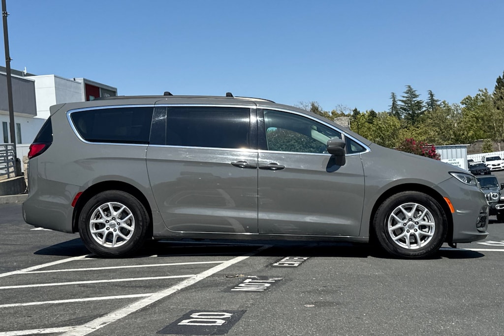 Used 2022 Chrysler Pacifica Touring L Van