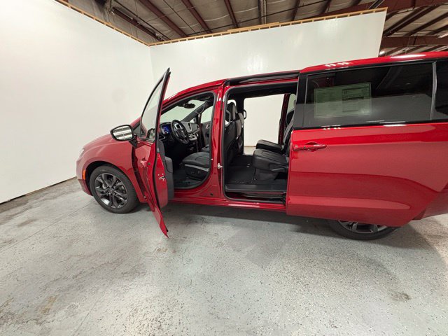 2026 Chrysler Pacifica Select - Photo 11