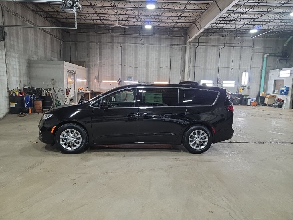 New 2026 Chrysler Pacifica LIMITED Passenger Van