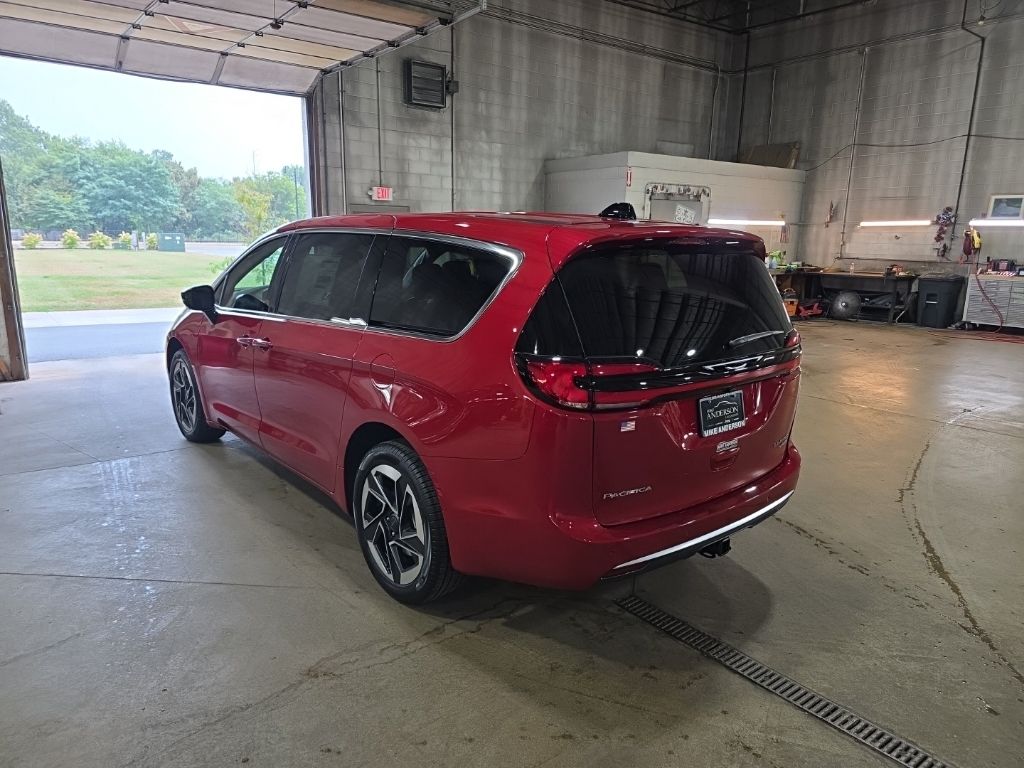New 2027 Chrysler Pacifica LIMITED AWD Passenger Van