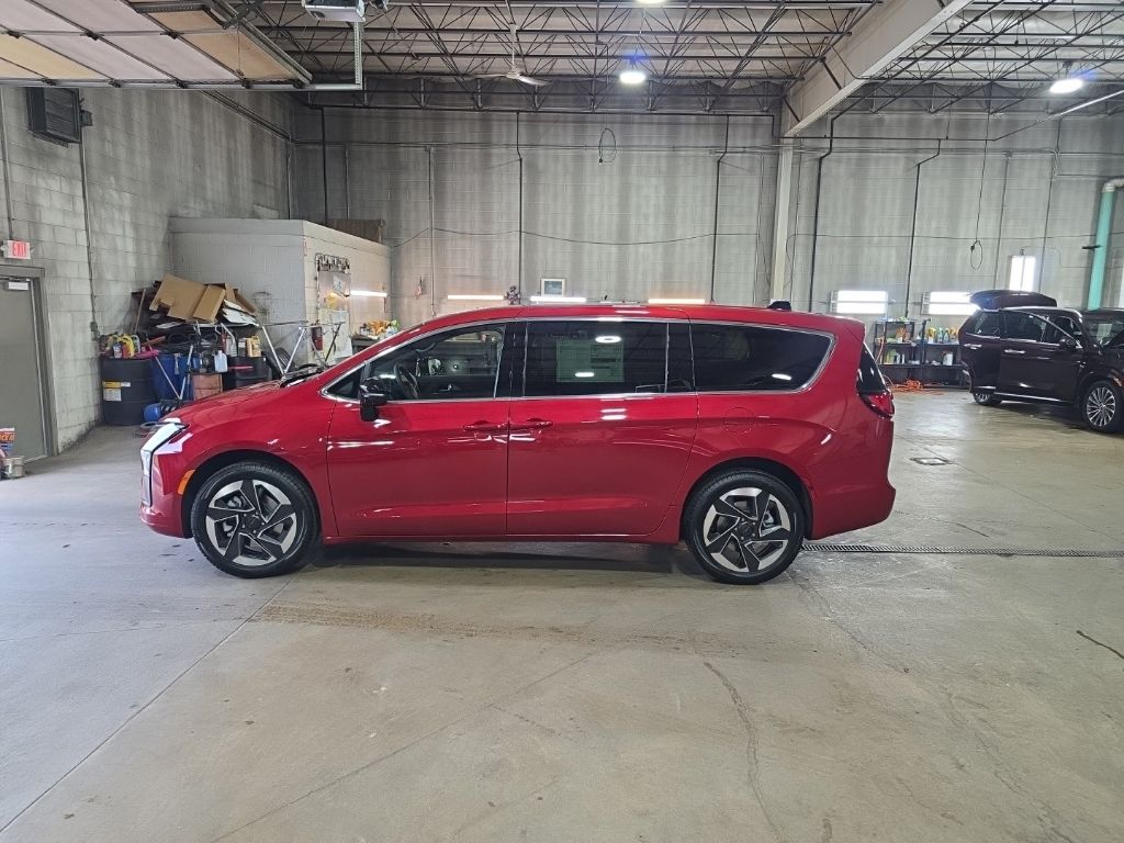 New 2027 Chrysler Pacifica LIMITED AWD Passenger Van