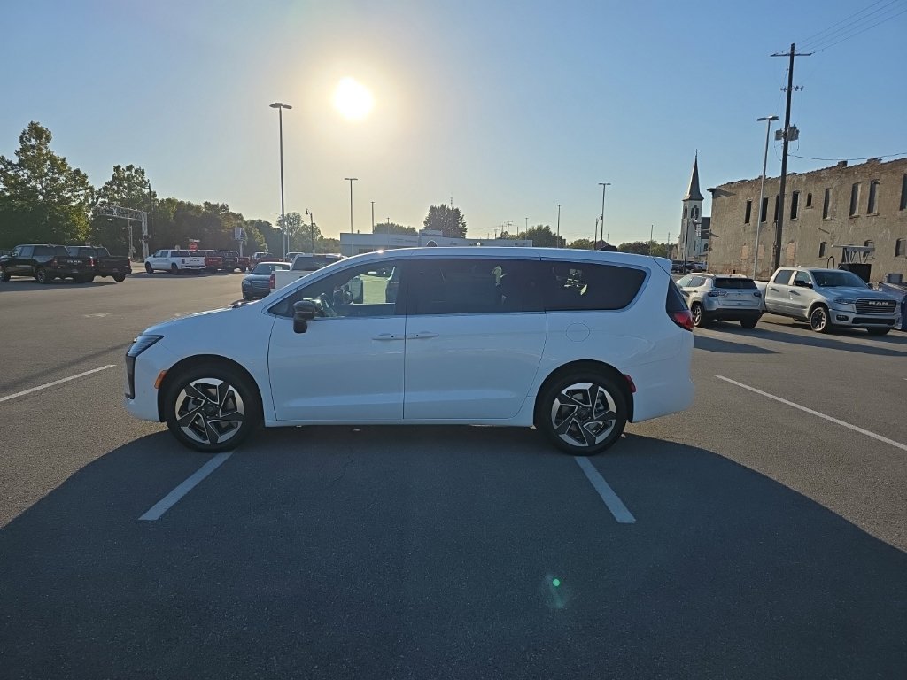 New 2027 Chrysler Pacifica LIMITED AWD Passenger Van