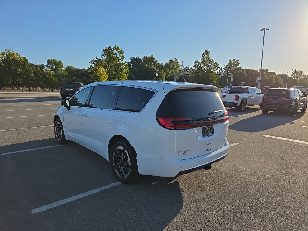 New 2027 Chrysler Pacifica LIMITED AWD Passenger Van