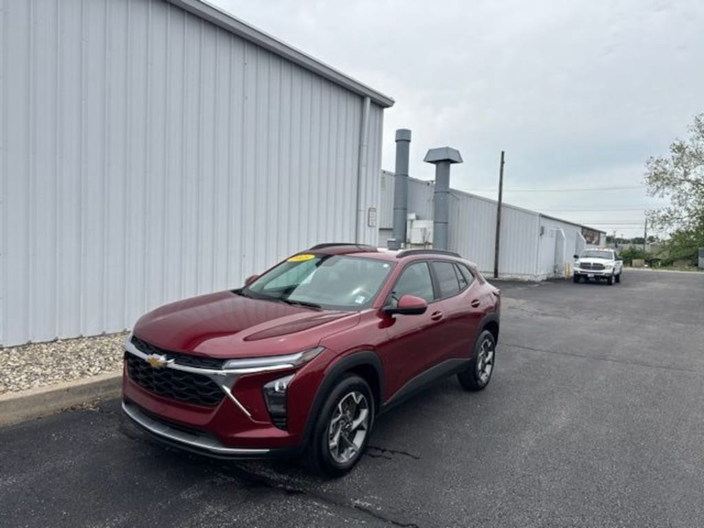 Used 2025 Chevrolet Trax LT SUV