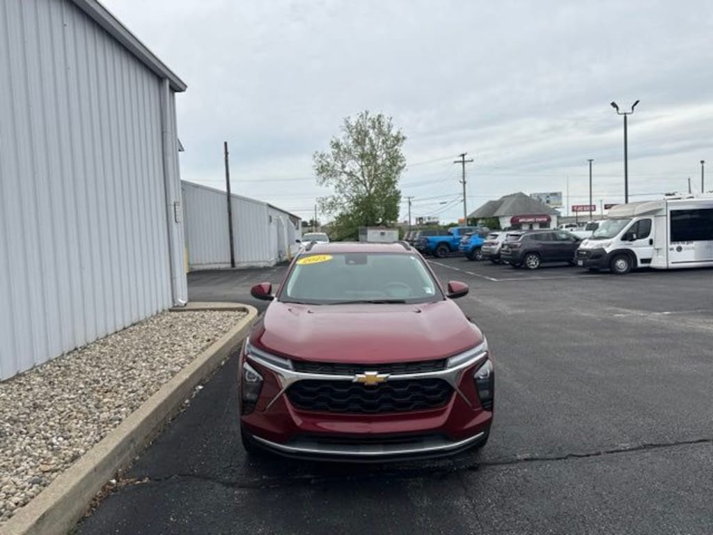 Used 2025 Chevrolet Trax LT SUV