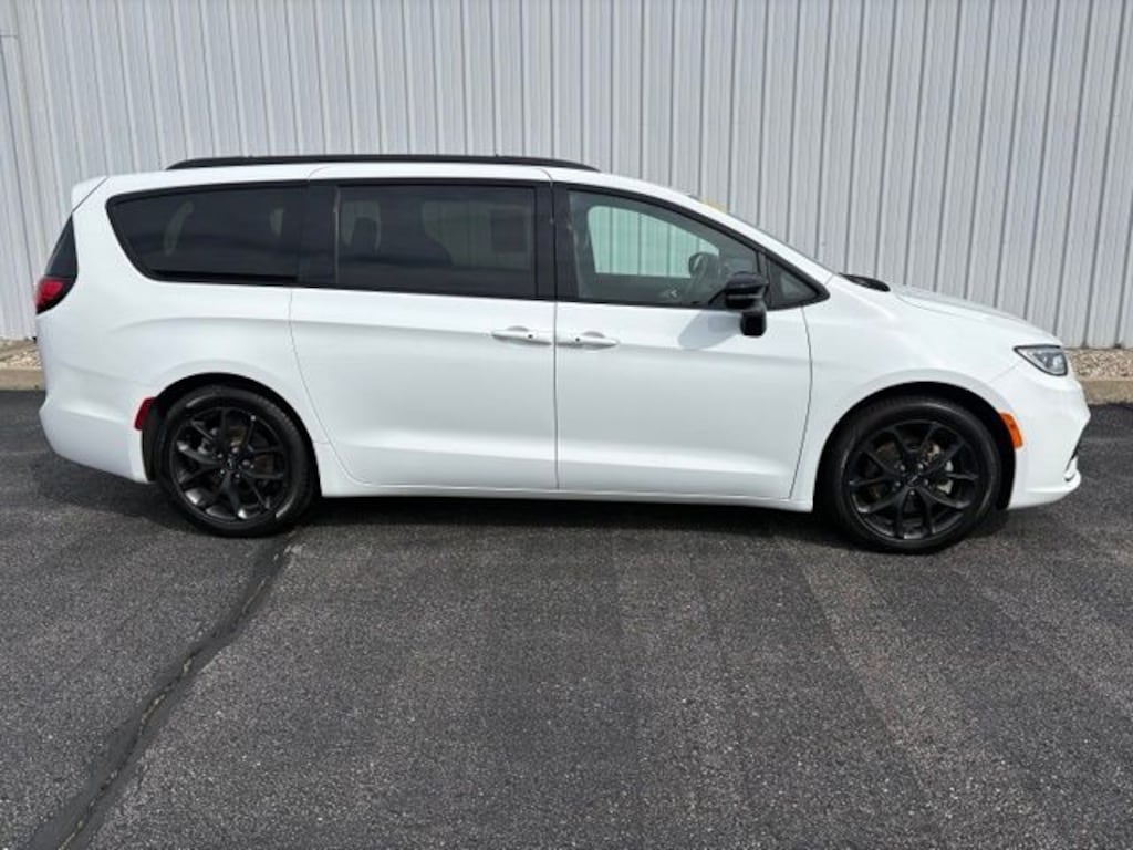 Used 2025 Chrysler Pacifica Limited Minivan/Van