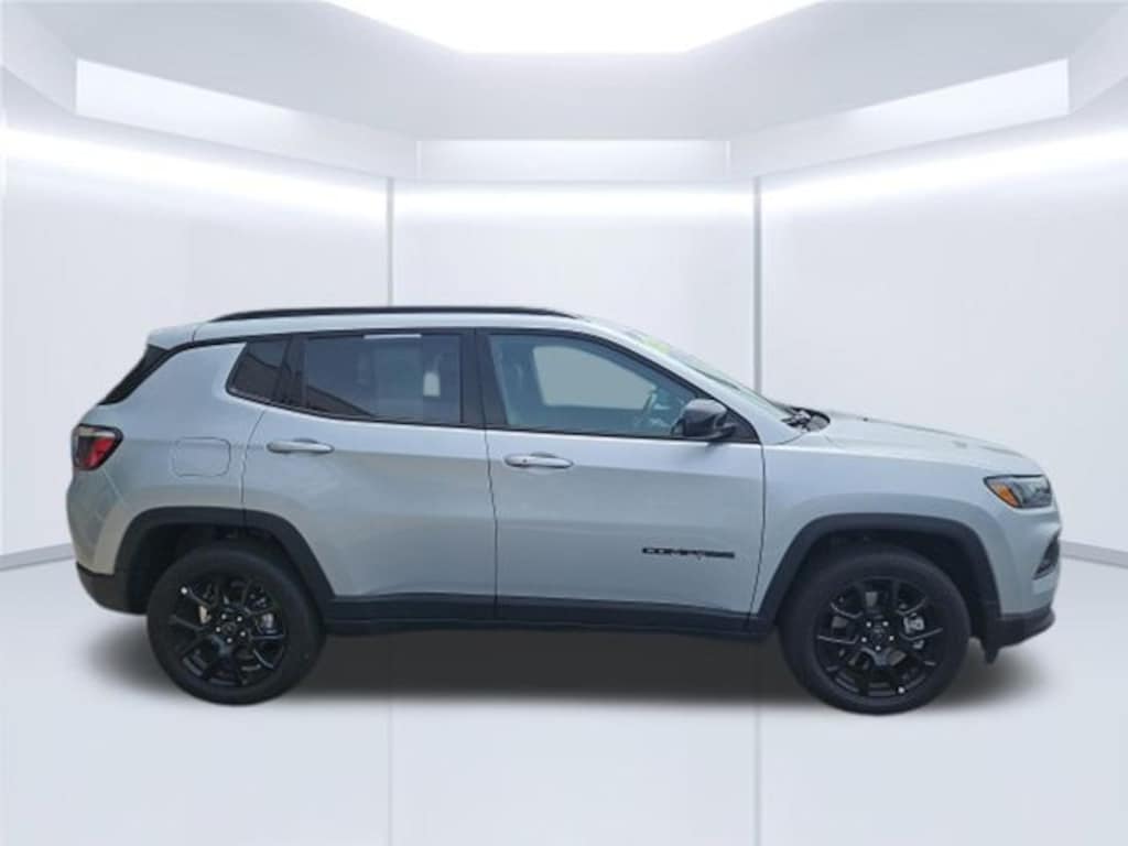 Used 2025 Jeep Compass Latitude SUV