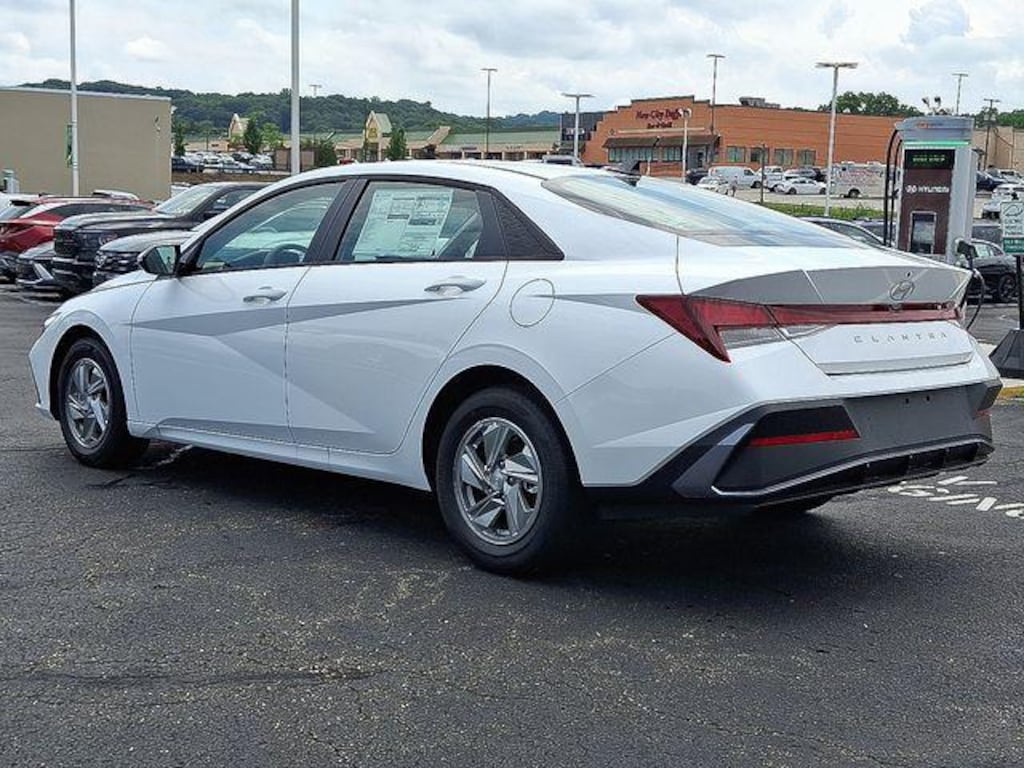 New 2026 Hyundai Elantra SE Sedan