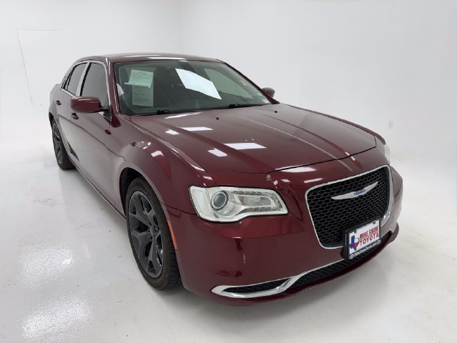 Used 2019 Chrysler 300 Touring with VIN 2C3CCAAG8KH517121 for sale in Robstown, TX