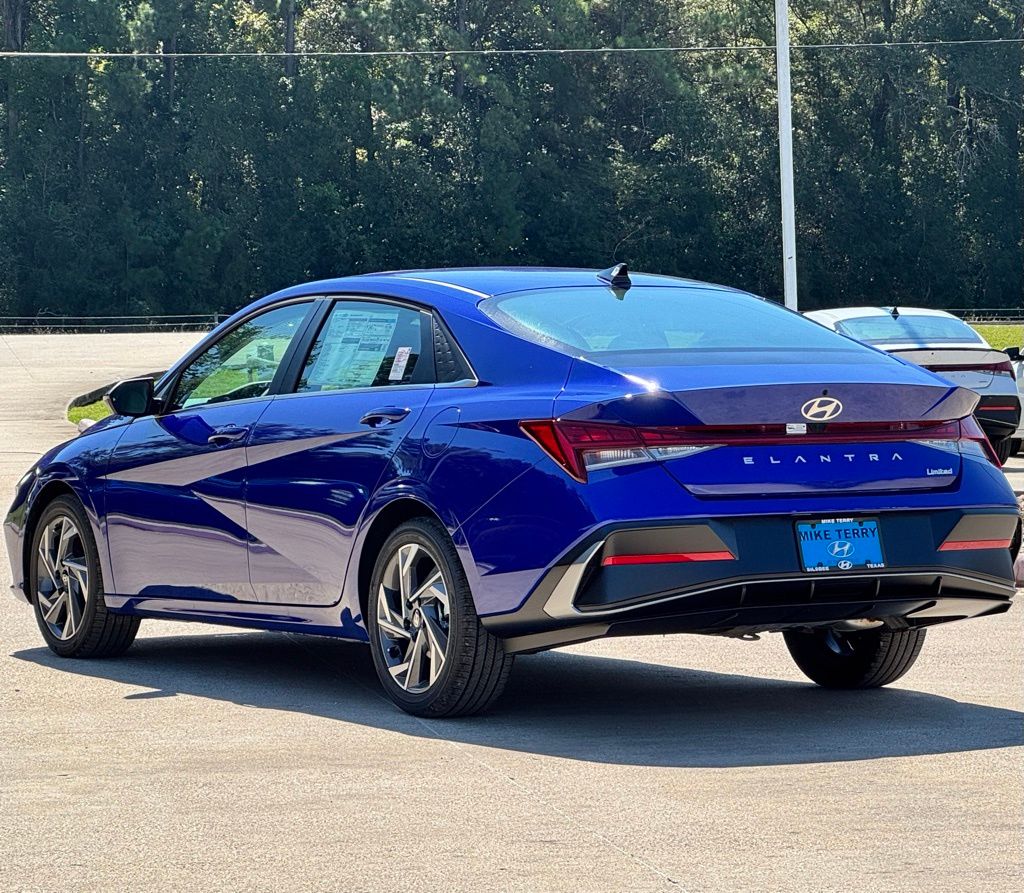 2025 Hyundai Elantra Limited - Photo 15
