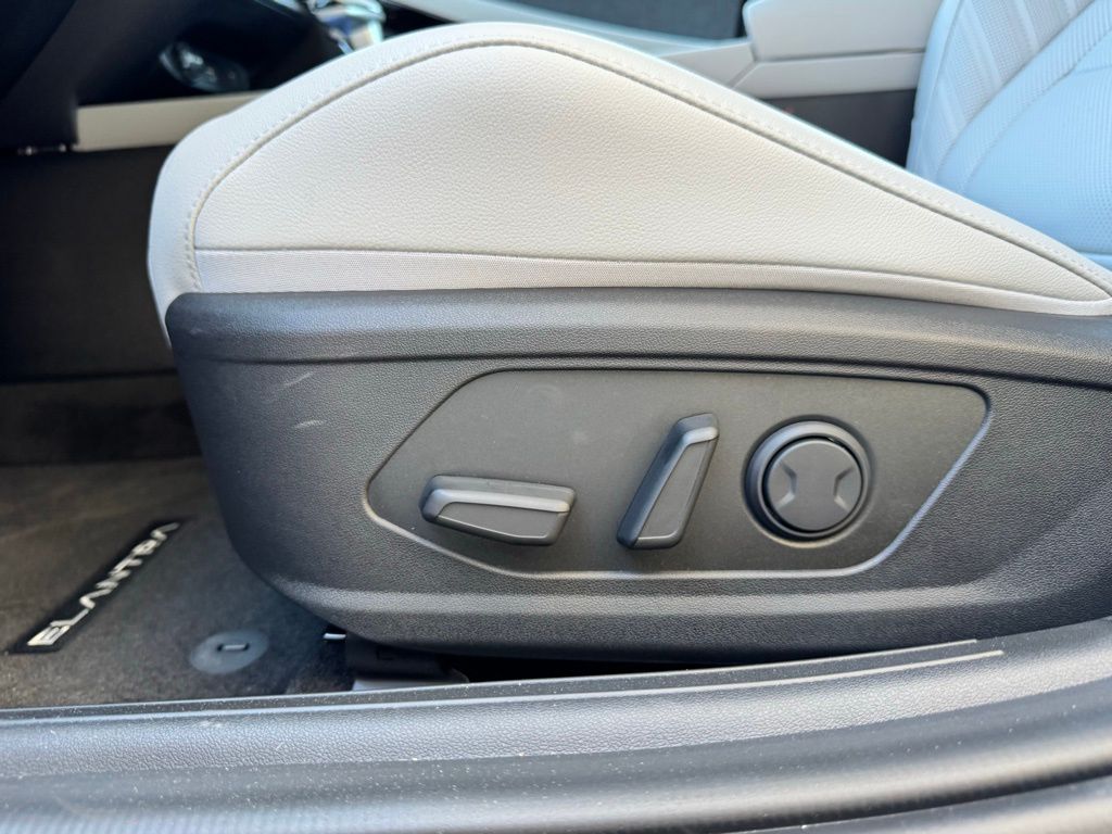 2025 Hyundai Elantra Limited - Photo 9
