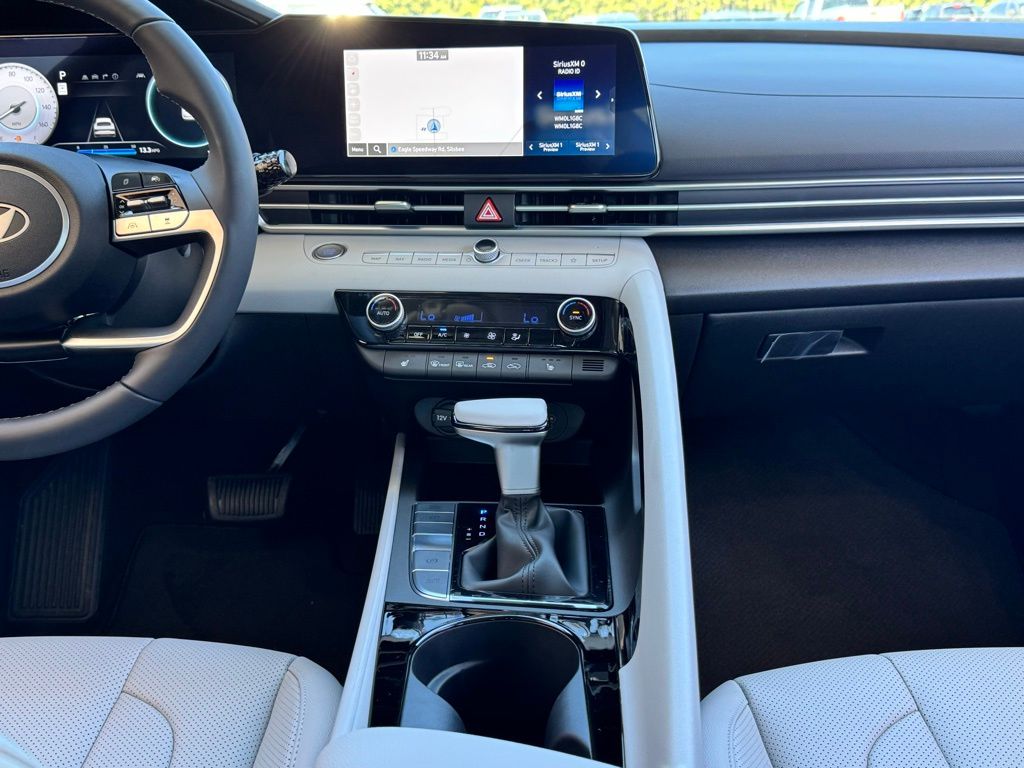 2025 Hyundai Elantra Limited - Photo 7
