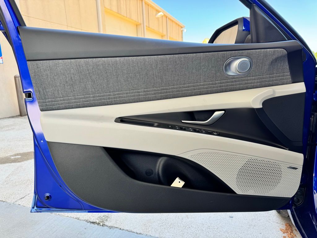 2025 Hyundai Elantra Limited - Photo 24