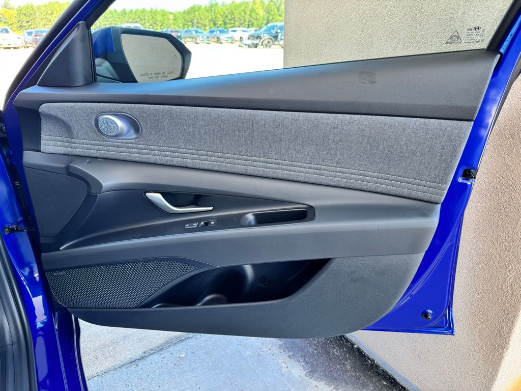 2025 Hyundai Elantra Limited - Photo 22