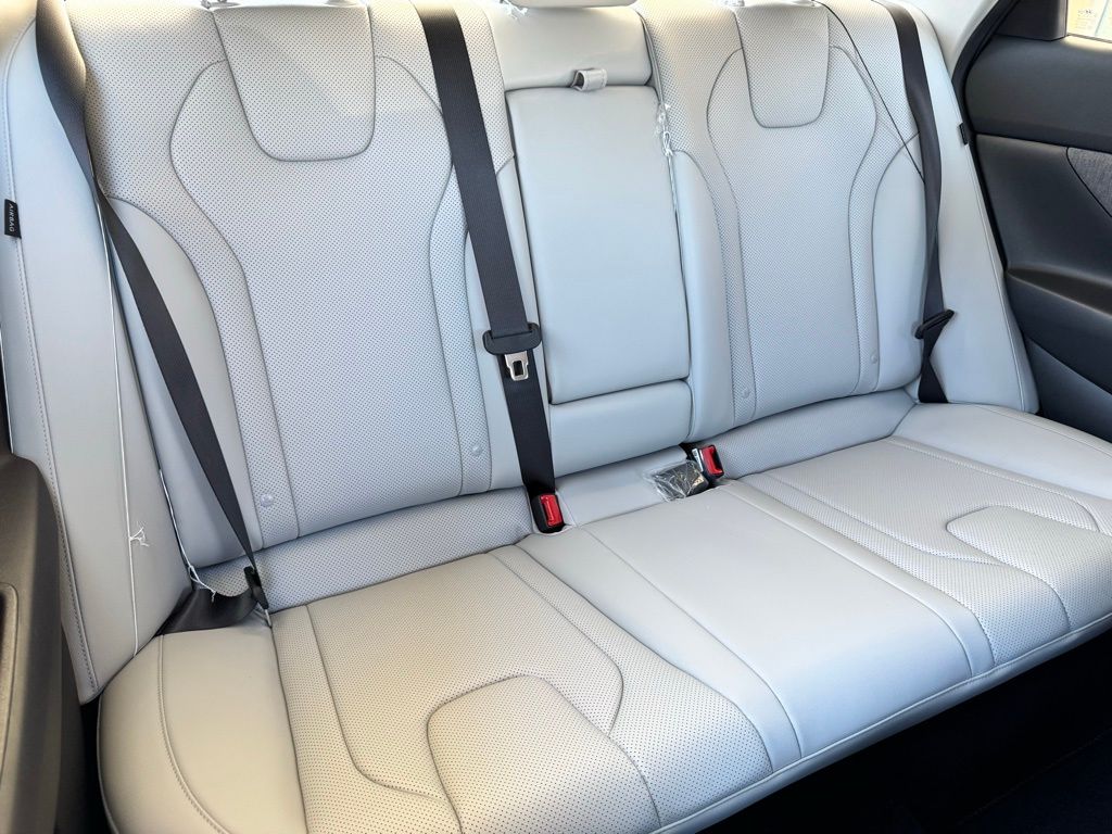 2025 Hyundai Elantra Limited - Photo 21