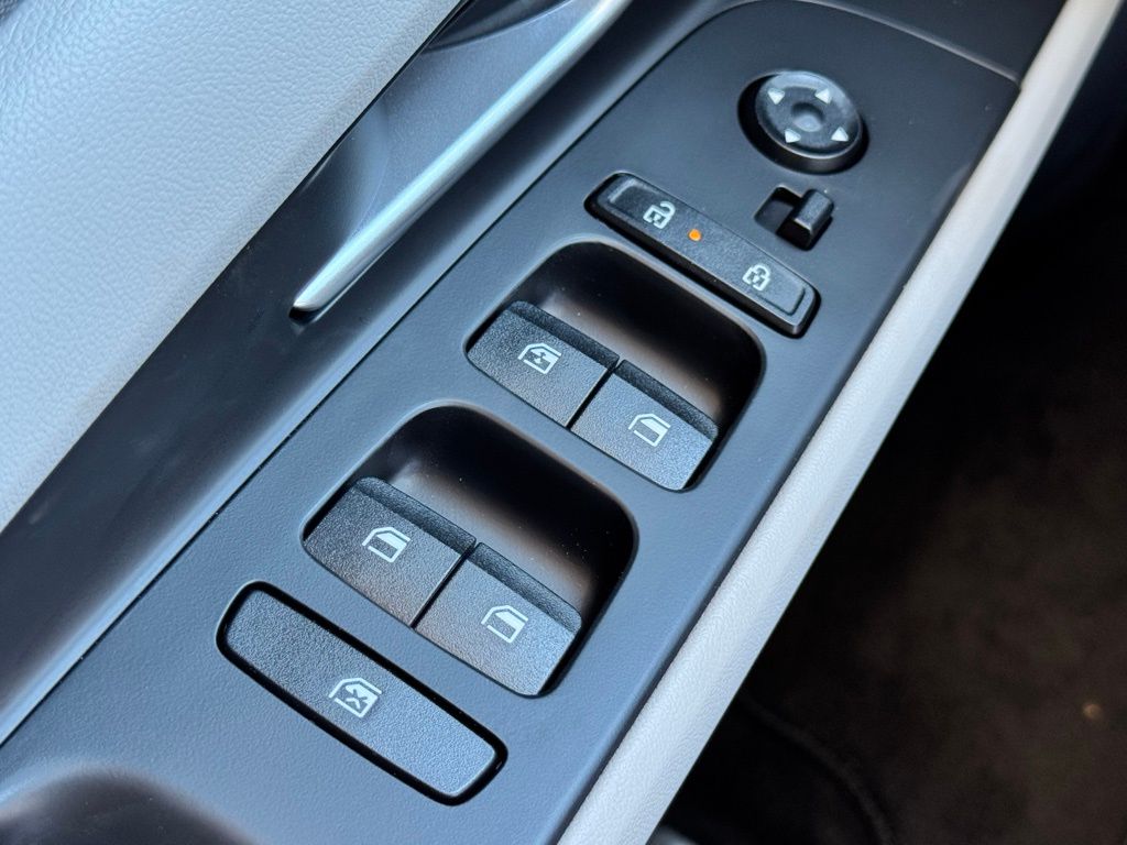 2025 Hyundai Elantra Limited - Photo 26