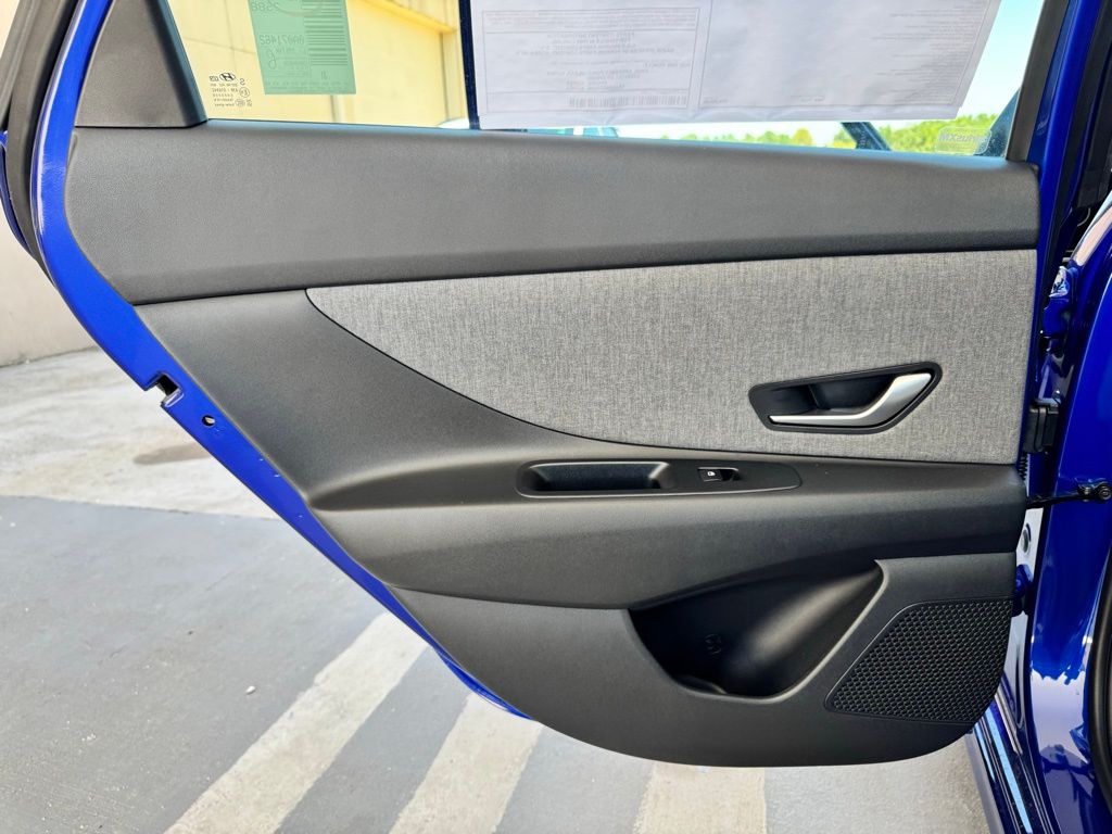 2025 Hyundai Elantra Limited - Photo 25