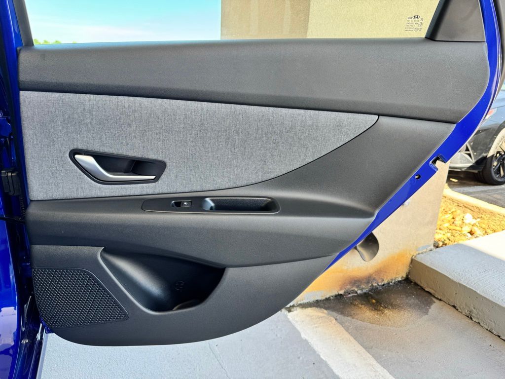 2025 Hyundai Elantra Limited - Photo 23