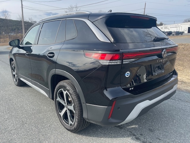 2025 Volkswagen Tiguan SE - Photo 2