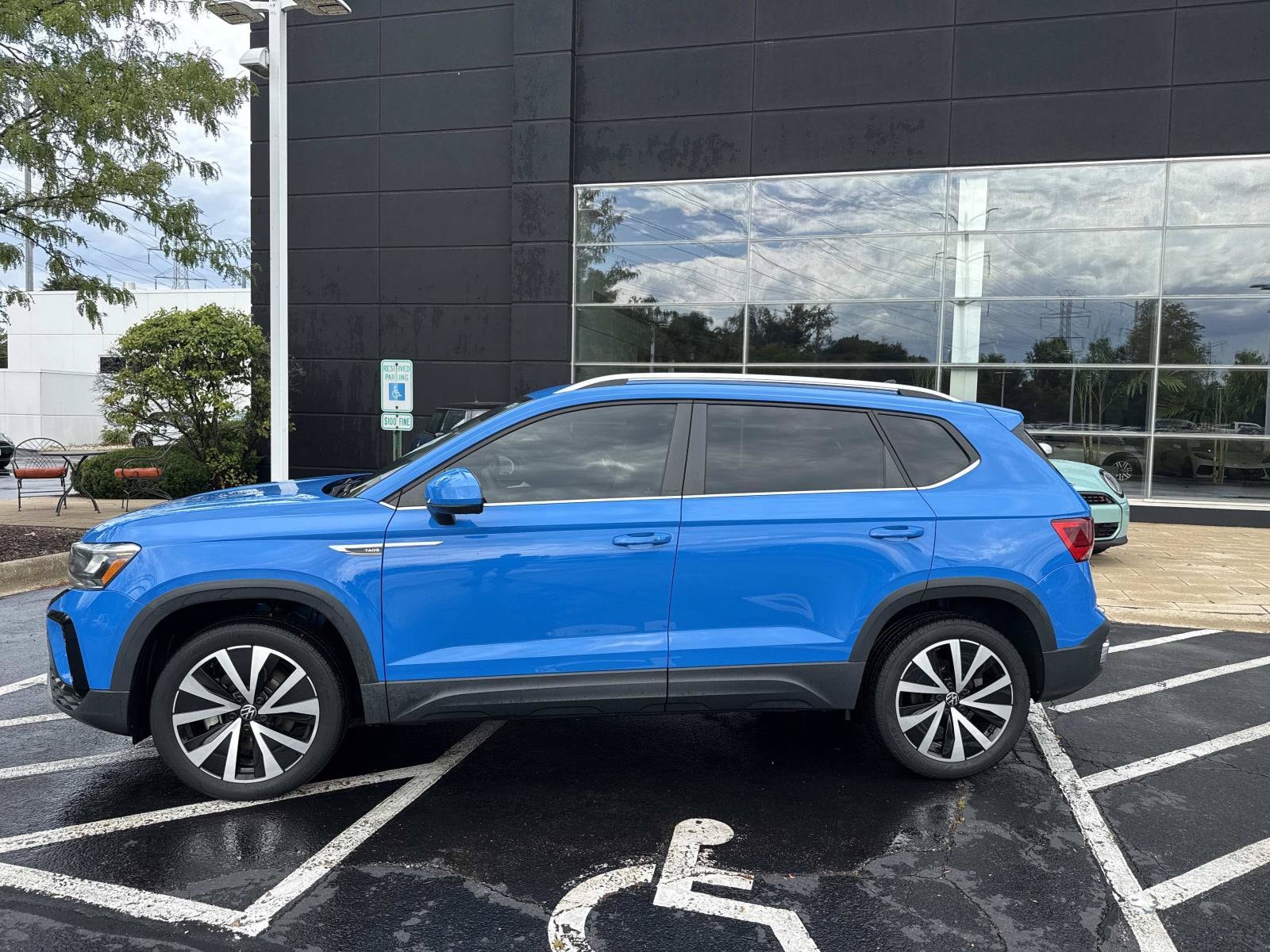 Used 2022 Volkswagen Taos SE with VIN 3VVLX7B24NM061888 for sale in Glencoe, IL