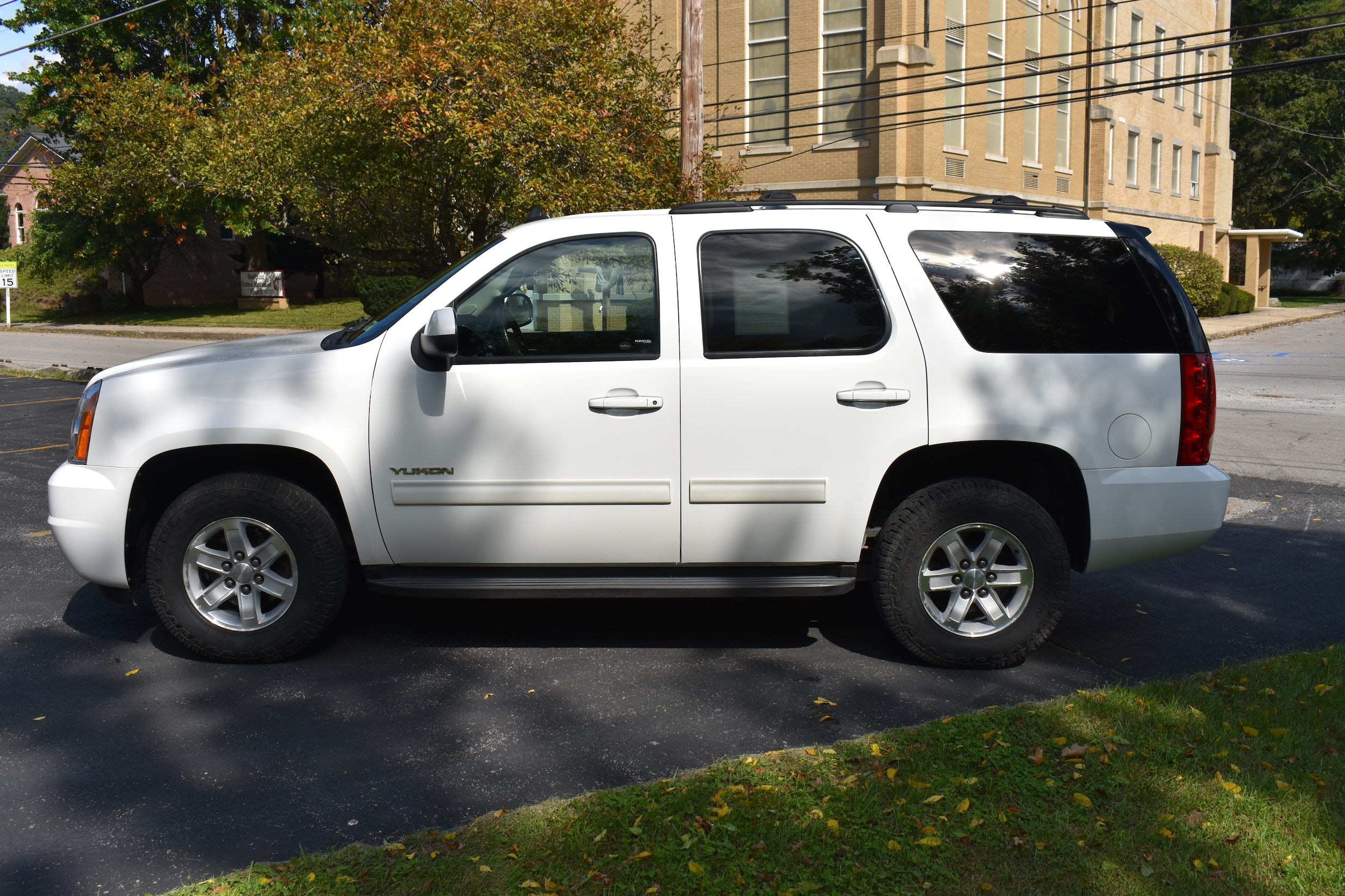 Used 2013 GMC Yukon SLE with VIN 1GKS2AE01DR193587 for sale in Marlinton, WV