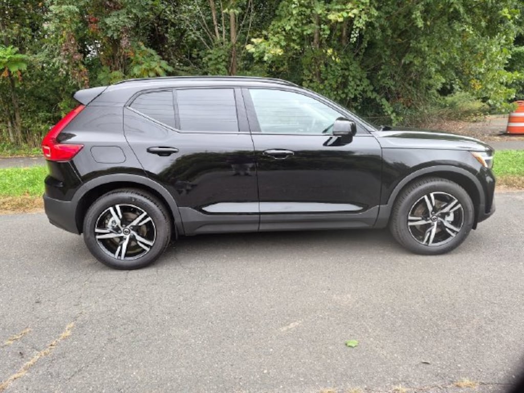 New 2026 Volvo XC40 B5 Core SUV