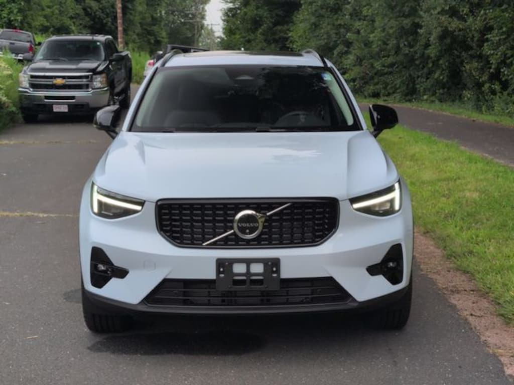 New 2026 Volvo XC40 B5 Plus SUV